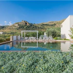 4 bedroom villa with infinity pool, Alcamo, sleeps 6-8